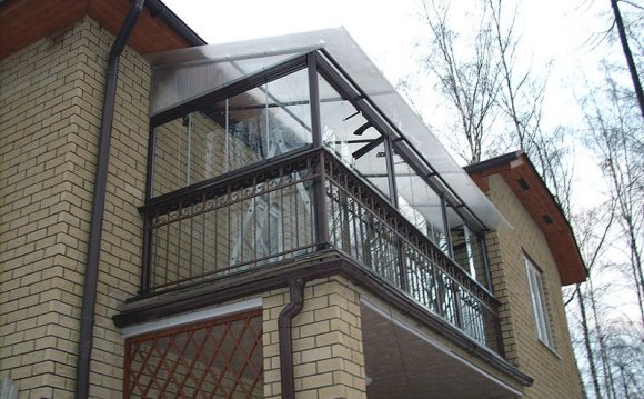 Установка крыши над балконами